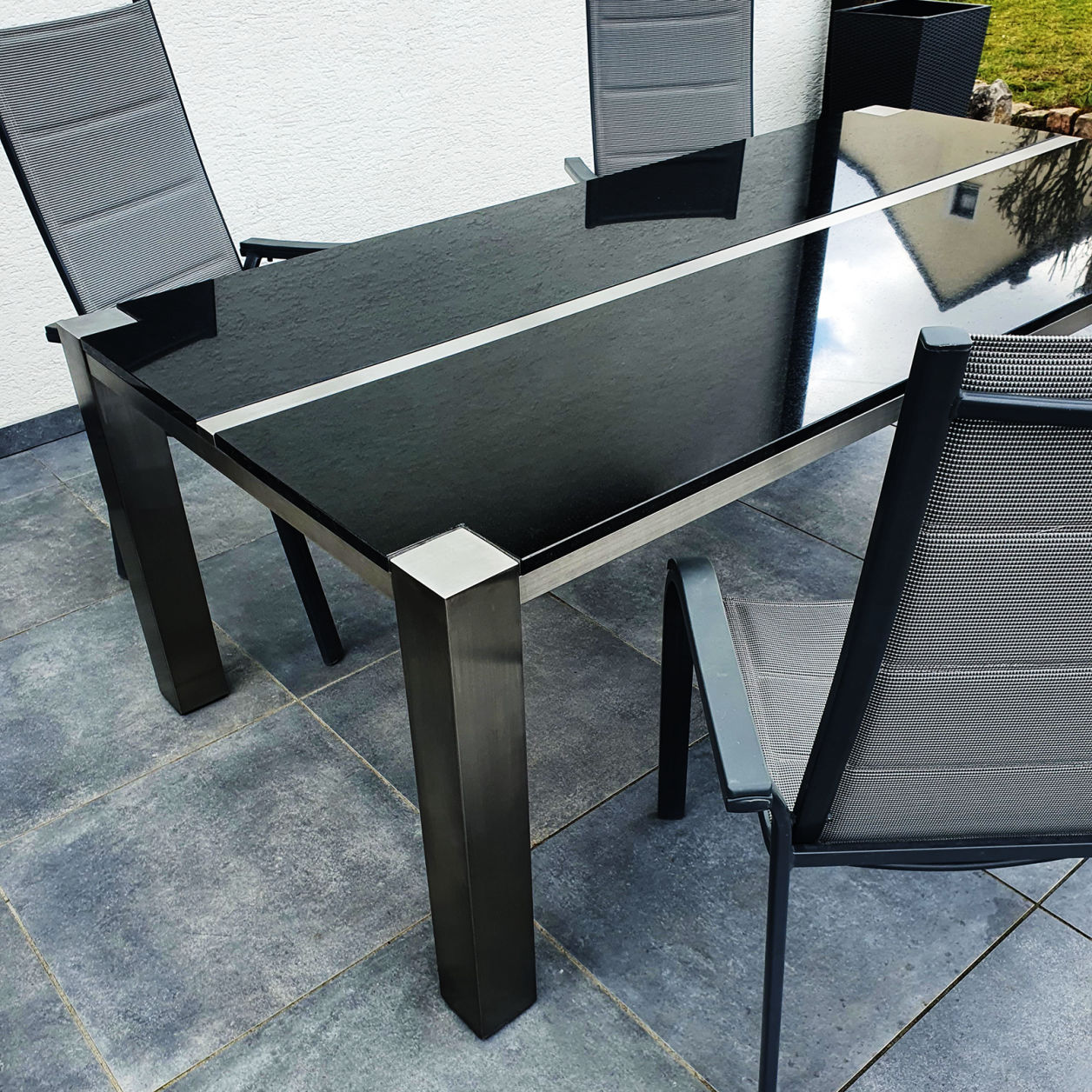 Natursteintisch mit Edelstahlgestell – Tischmanufaktur Axel Jahn