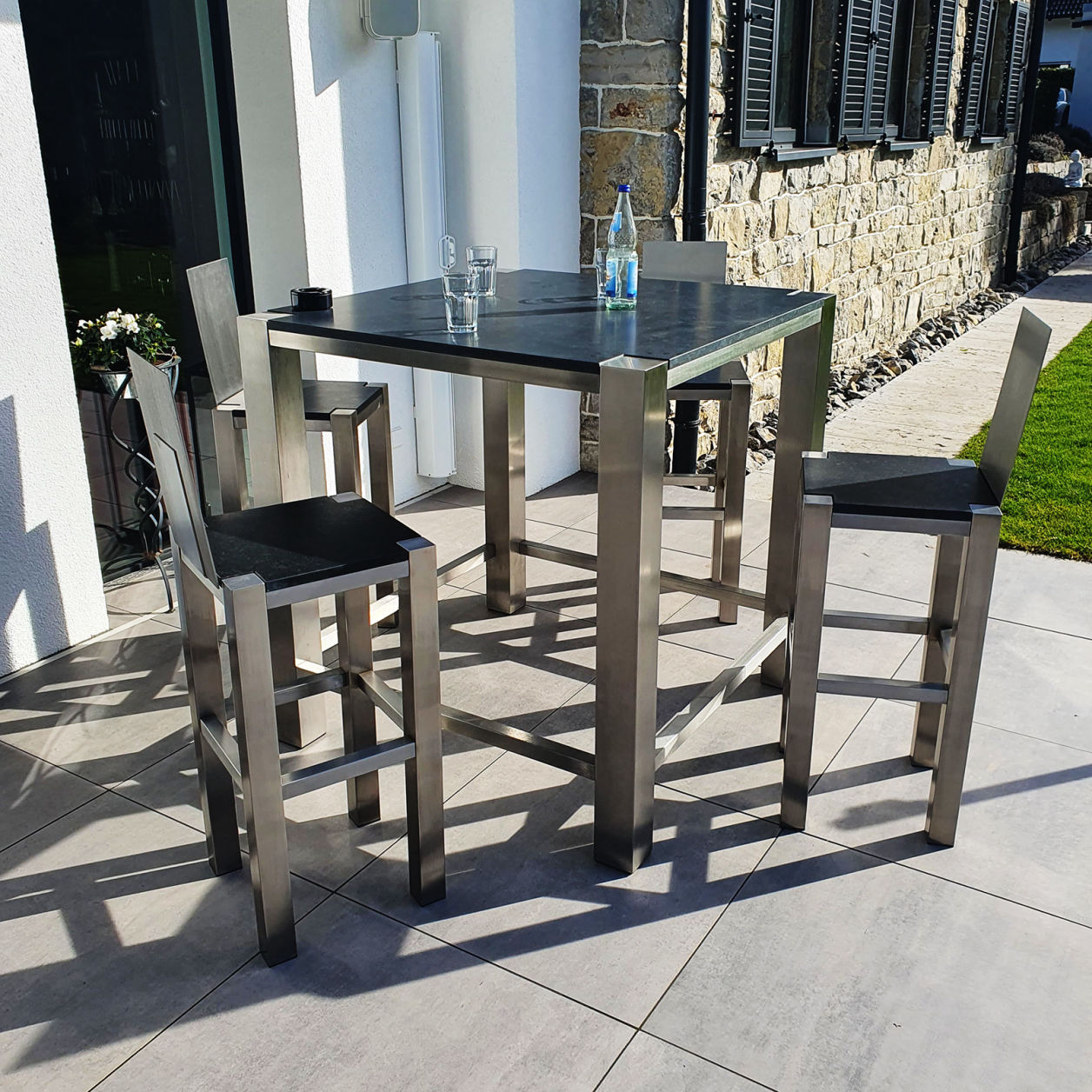 Natursteintisch mit Edelstahlgestell – Tischmanufaktur Axel Jahn