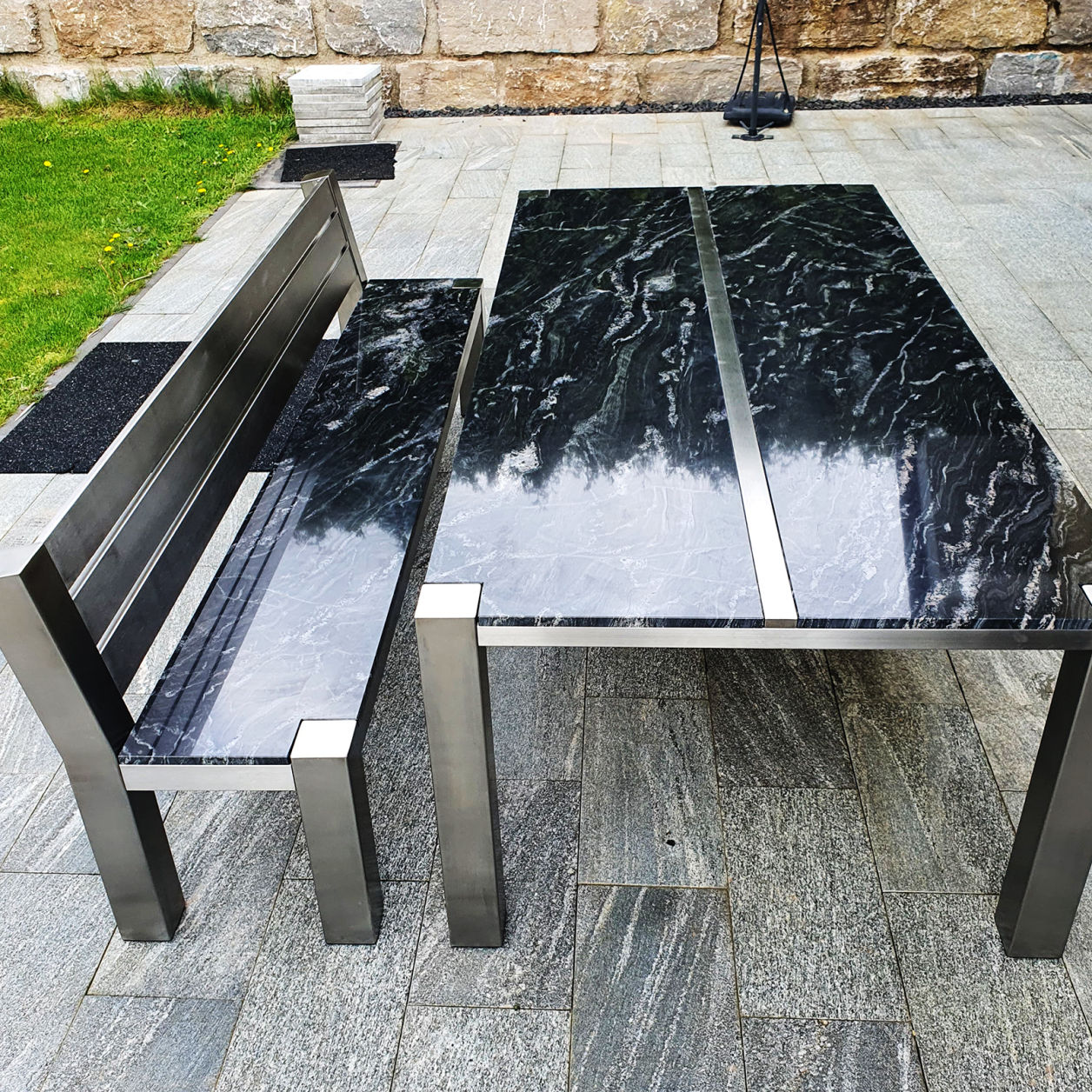 Natursteintisch mit Edelstahlgestell – Tischmanufaktur Axel Jahn
