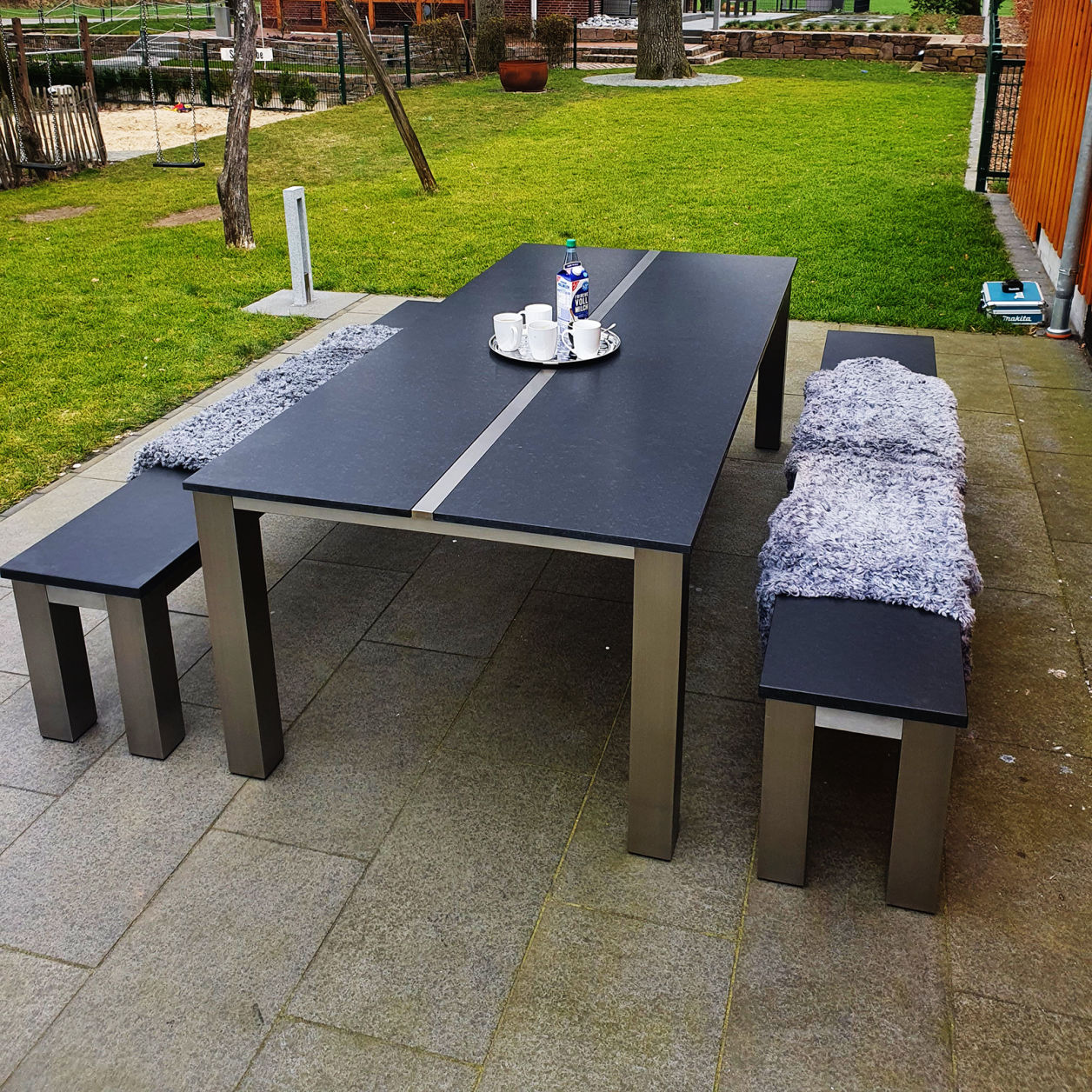 Natursteintisch mit Edelstahlgestell – Tischmanufaktur Axel Jahn